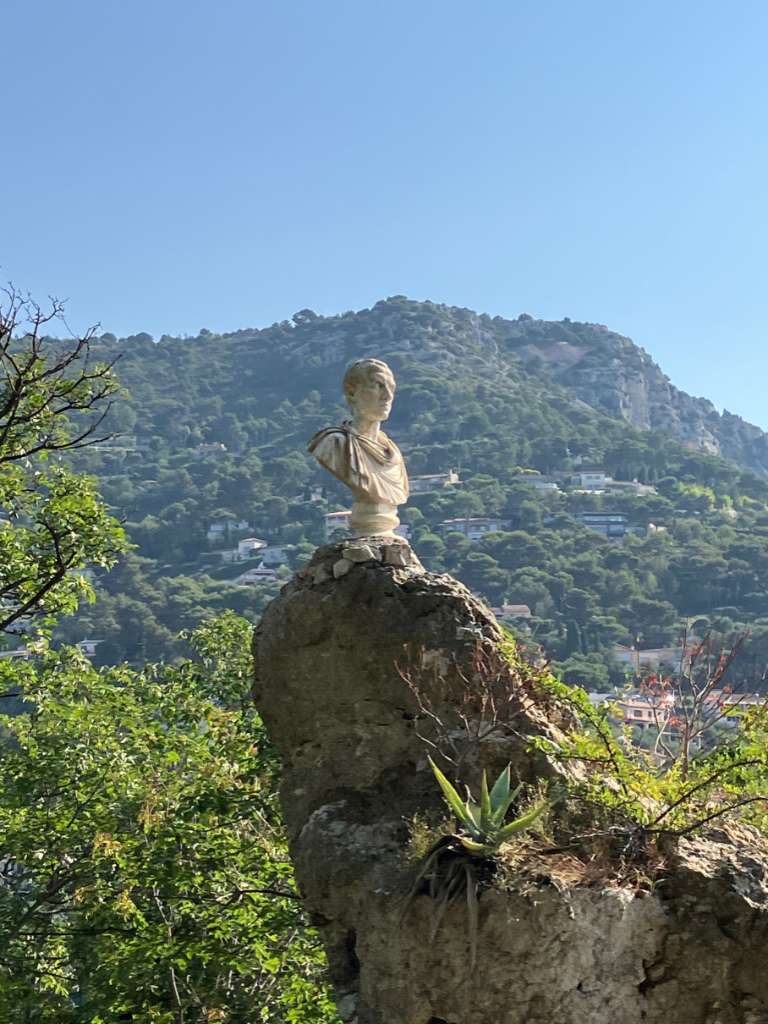 Èze buste