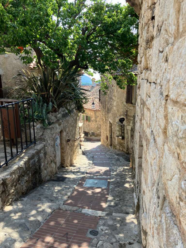 Èze nedad